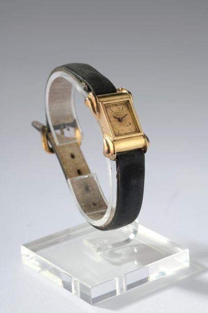 null Montre bracelet de dame en or jaune 18k (accidents et manques). 

Vers 1940.

Haut....