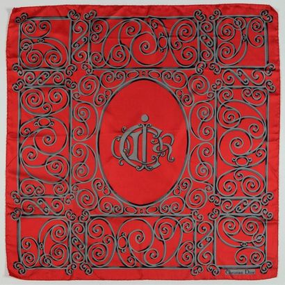 null CHRISTIAN DIOR

Foulard en soie à décor de fers forgés centré du monogramme...