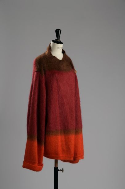 null HERMÈS

Gilet en mohair et soie marron, rouge et orange à manches raglan fermé...