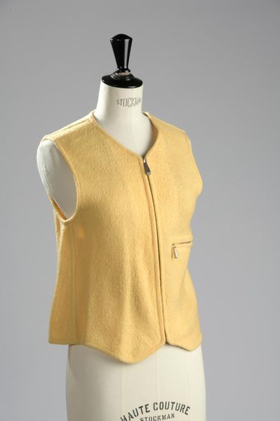null HERMÈS

Veste à franges en laine jaune, petit col, simple boutonnage, deux poches...