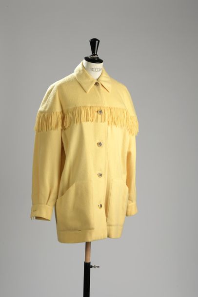 null HERMÈS

Veste à franges en laine jaune, petit col, simple boutonnage, deux poches...