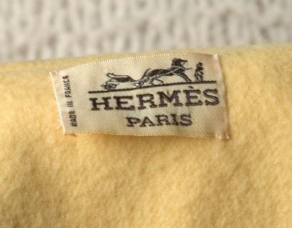 null HERMÈS

Veste à franges en laine jaune, petit col, simple boutonnage, deux poches...