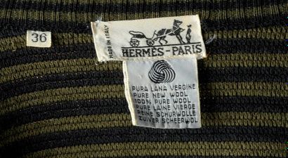 null HERMÈS

Ensemble en laine rayé vert kaki et noir, gilet à col rond, simple boutonnage,...