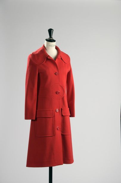 null PIERRE CARDIN

Manteau long en jersey rouge, large col arrondi, simple boutonnage,...