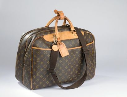 null LOUIS VUITTON

Sac week-end modèle " Alizé " en toile monogram et cuir naturel...