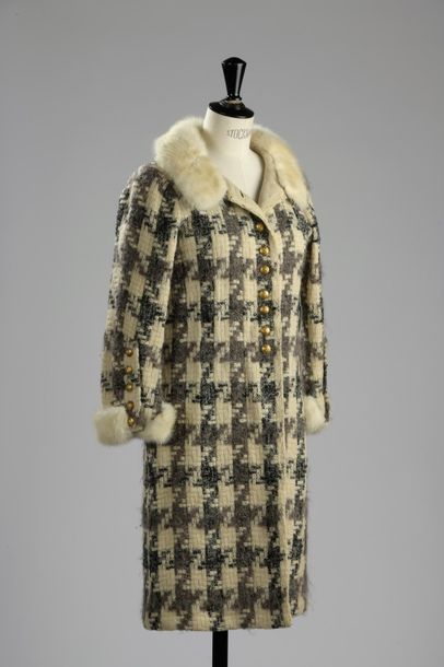null CHANEL

Manteau en tweed de laine blanc, chiné noir et brun à effet de carreaux,...