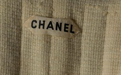 null CHANEL

Manteau en tweed de laine blanc, chiné noir et brun à effet de carreaux,...