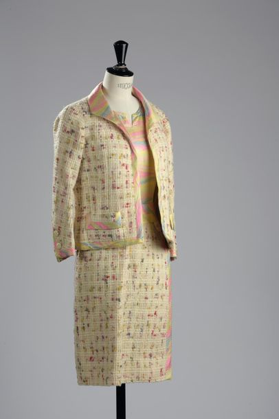 null CHANEL

Tailleur robe, la veste en tweed de laine crème et chiné multicolore,...