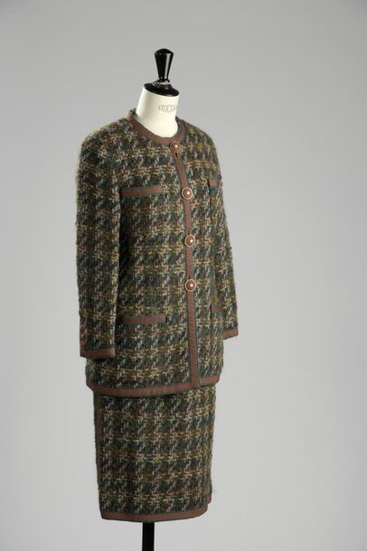 null 

CHANEL BOUTIQUE 

Tailleur en tweed de laine vert, brun et prune, la veste...