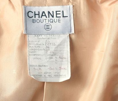 null CHANEL BOUTIQUE

Ensemble comprenant une veste en laine beige à col rond cranté,...