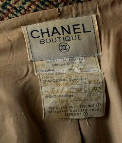 null CHANEL

Veste croisée en tweed et velours d'agneau, double boutonnage à boutons...