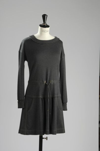 null LOUIS VUITTON.

Robe - pull en cachemire et soie gris, col rond, resserrée par...