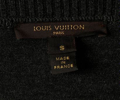 null LOUIS VUITTON.

Robe - pull en cachemire et soie gris, col rond, resserrée par...