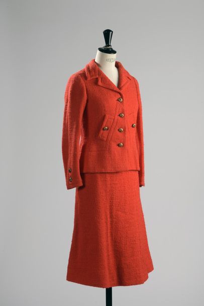 null 

CHANEL

Tailleur en tweed de laine rouge, la veste à petit col chale cranté,...