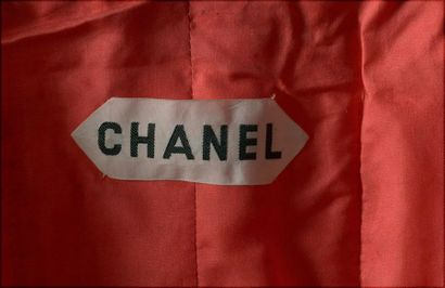 null 

CHANEL

Tailleur en tweed de laine rouge, la veste à petit col chale cranté,...