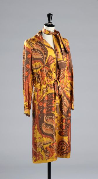 null HERMÈS 

Robe de soie à manches longues imprimée de fleurs et d'oiseaux dans...