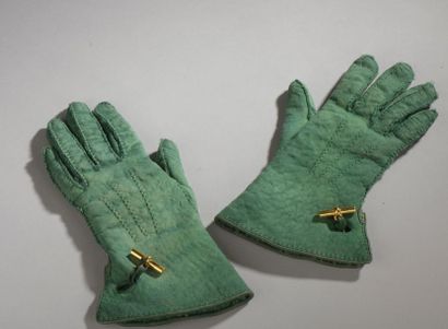 null HERMÈS 

Paire de gants en peau de mouton retournée vert ornés d'un bouton batonnet...