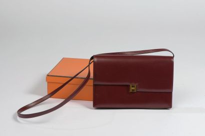 null HERMÈS

Sac à main en box bordeaux, fermoir doré (petites griffures). 

Haut....