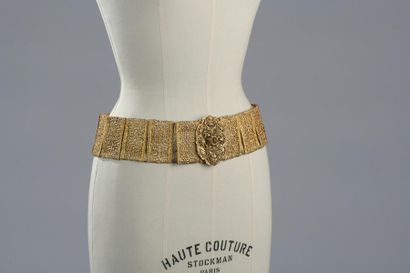 null Dans le gout de ROBERT GOOSENS.

Ceinture articulée en métal doré à décor ciselé...