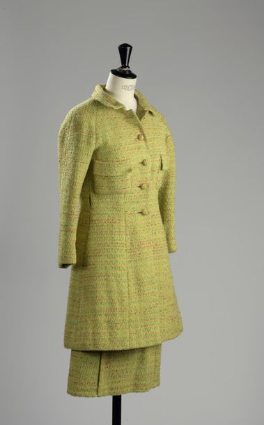 null 

CHANEL 

Ensemble en tweed de laine vert chiné comprenant un manteau long...