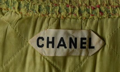 null 

CHANEL 

Ensemble en tweed de laine vert chiné comprenant un manteau long...