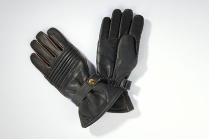 null HERMÈS

Paire de gants moto en cuir noir bordés d'un liseré en cuir camel, doublure...