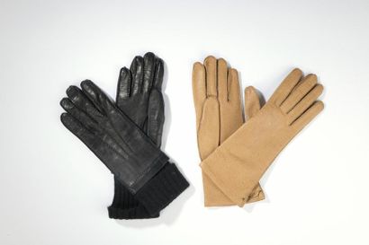 null HERMÈS 

Deux paires de gants, l'une en agneau noir doublé de lainage, l'autre...