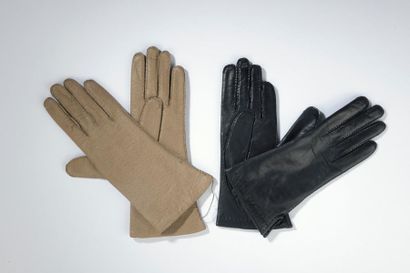 null HERMÈS

Deux paires de gants, l'une en pecari beige doublé cachemire, l'autre...