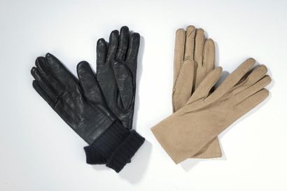 null HERMÈS

Deux paires de gants, l'une en pecari beige doublé cachemire cousu main,...