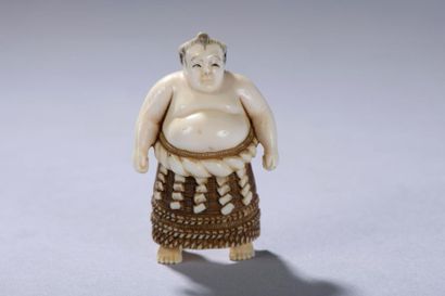 null JAPON, début du XXe siècle. 
Netsuke signé représentant un sumo au pagne debout....