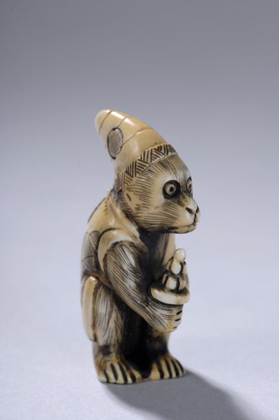 null JAPON, époque MEIJI (1868-1912). 
Netsuke signé représentant un singe déguisé...