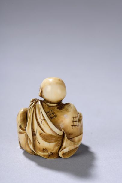 null JAPON, fin de l'époque MEIJI (1868-1912). 
Netsuke signé représentant un lecteur...