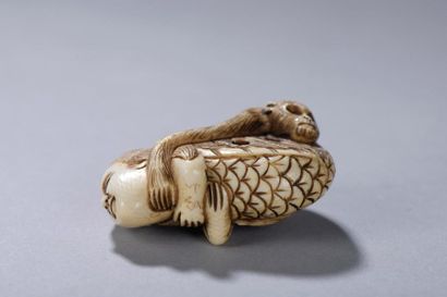 null JAPON, milieu du XXe siècle. 
Netsuke signé représentant Toyotama Hime fille...