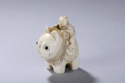 null JAPON, époque MEIJI (1868-1912). 
Netsuke signé représentant un personnage sur...