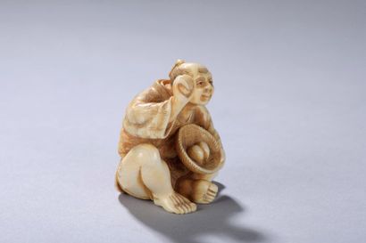 null JAPON, début du XXe siècle. 
Netsuke signé représentant un homme assis tenant...