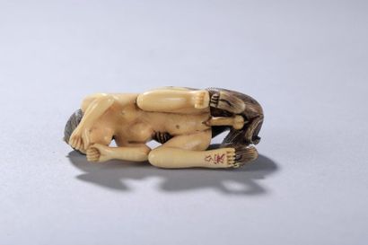 null JAPON, deuxième moitié du XXe siècle. 
Netsuke érotique signé : femme et singe....