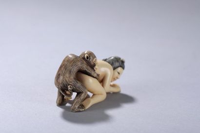 null JAPON, deuxième moitié du XXe siècle. 
Netsuke érotique signé : femme et singe....