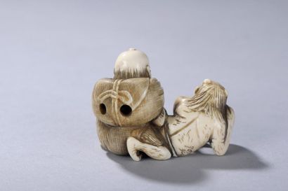 null JAPON, époque MEIJI (1868-1912). 
Netsuke signé représentant deux onis dont...