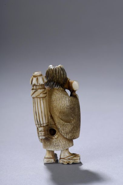 null JAPON, début du XXe siècle. 
Netsuke figurant un oni tenant une masse dans la...