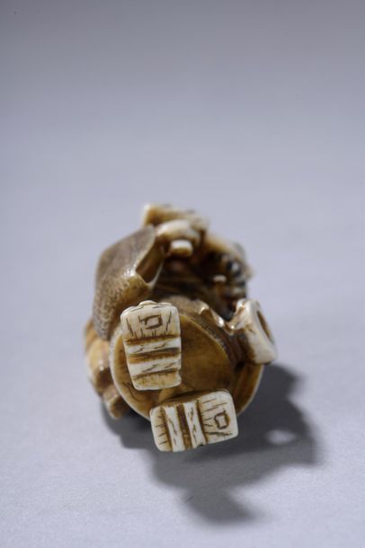 null JAPON, début du XXe siècle. 
Netsuke figurant un oni tenant une masse dans la...