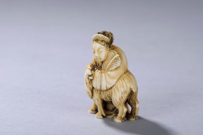 null JAPON, fin de l'époque MEIJI (1868-1912). 
Netsuke signé représentant une femme...