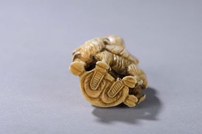 null JAPON, fin de l'époque MEIJI (1868-1912). 
Netsuke signé représentant une femme...