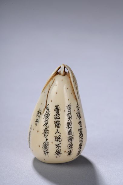 null JAPON, époque MEIJI (1868-1912). 
Netsuke shunga en forme de poire inscrite...