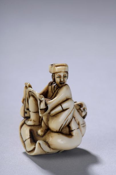 null JAPON, début du XXe siècle. 
Okimono netsuke shunga représentant un couple en...