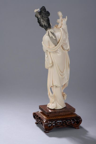 null CHINE, début de l'époque MINGUO (1912-1949).
Statuette féminine au bouquet de...
