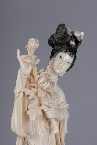 null CHINE, début de l'époque MINGUO (1912-1949).
Statuette féminine au bouquet de...