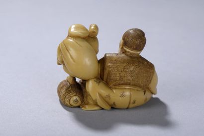 null JAPON, époque MEIJI (1868-1912). 
Netsuke signé représentant un artisan au travail...