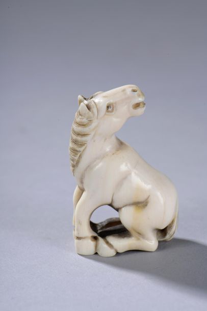 null JAPON, fin de l'époque MEIJI (1868-1912). 
Netsuke signé représentant un cheval,...