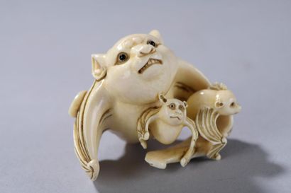 null JAPON, début du XXe siècle.
Lot composé d'un netsuke signé en ivoire (elephantidae...