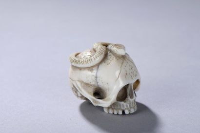 null JAPON, XXe siècle. 
Crâne et serpent. 
Bois de cerf. 
Long. : 4 cm